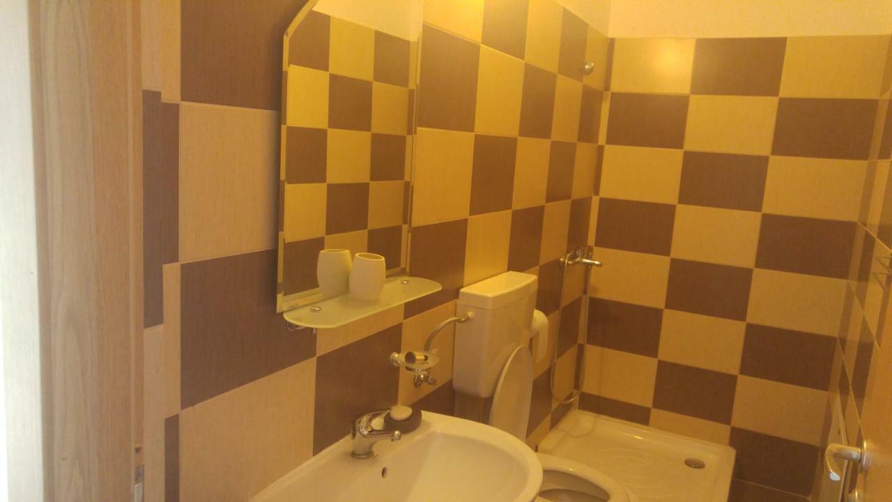 Pensiunea Casa Vanatorului Hotell Oteleni Eksteriør bilde