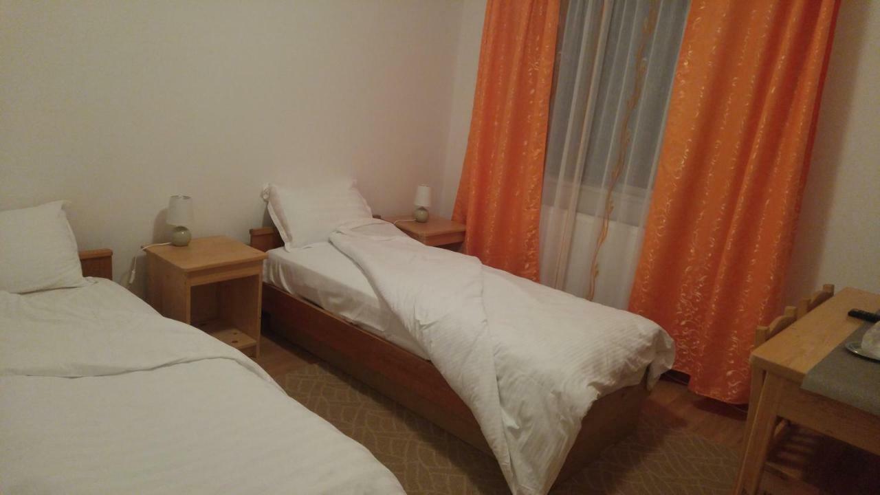 Pensiunea Casa Vanatorului Hotell Oteleni Eksteriør bilde